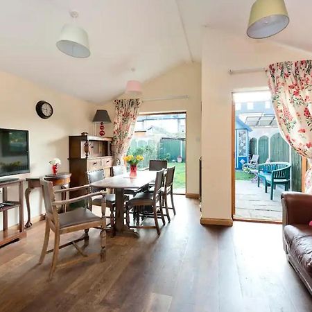 Lovely Three Bedroomed House, Parking 2 Cars London Kültér fotó