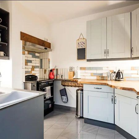 Lovely Three Bedroomed House, Parking 2 Cars London Kültér fotó