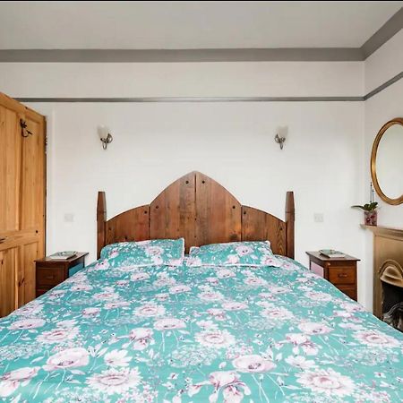 Lovely Three Bedroomed House, Parking 2 Cars London Kültér fotó