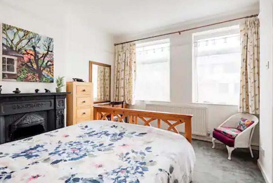 Lovely Three Bedroomed House, Parking 2 Cars London Kültér fotó