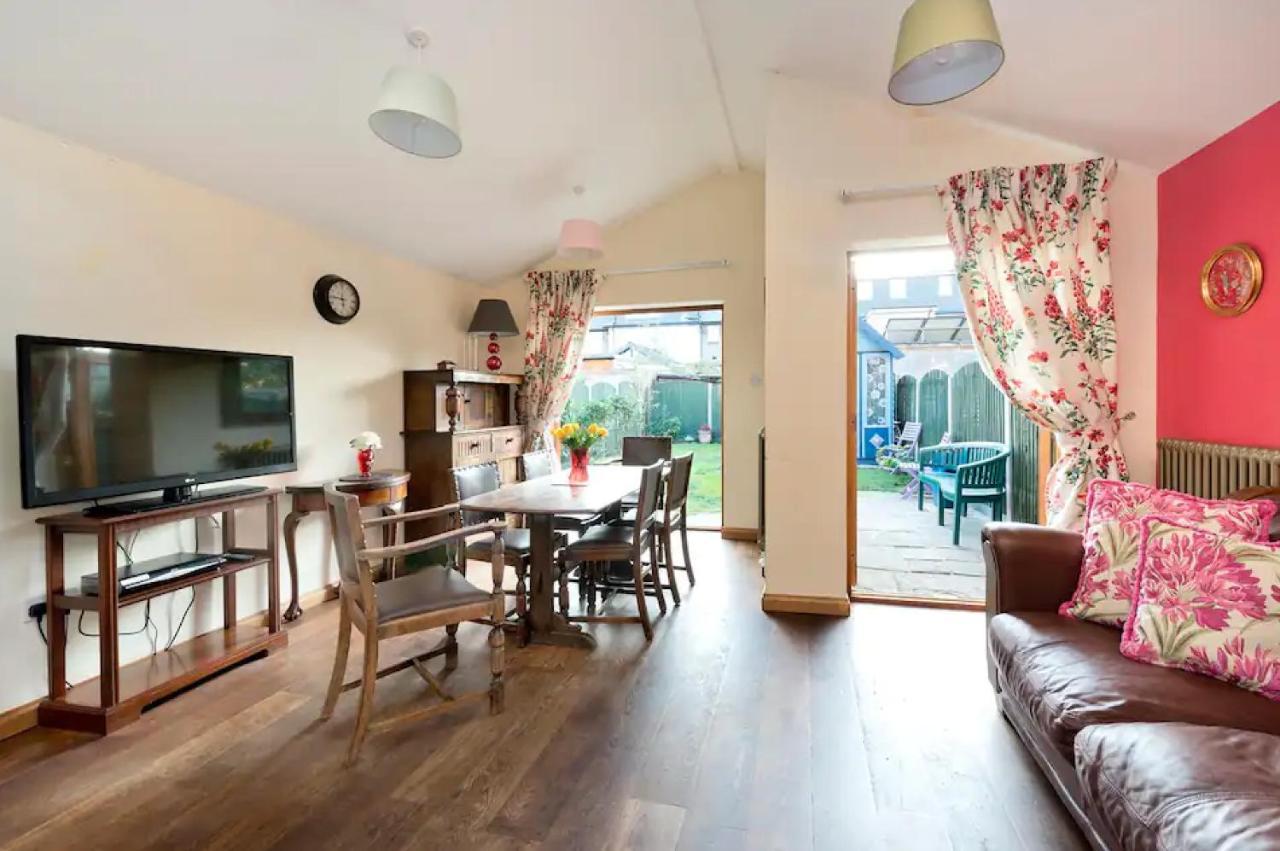 Lovely Three Bedroomed House, Parking 2 Cars London Kültér fotó