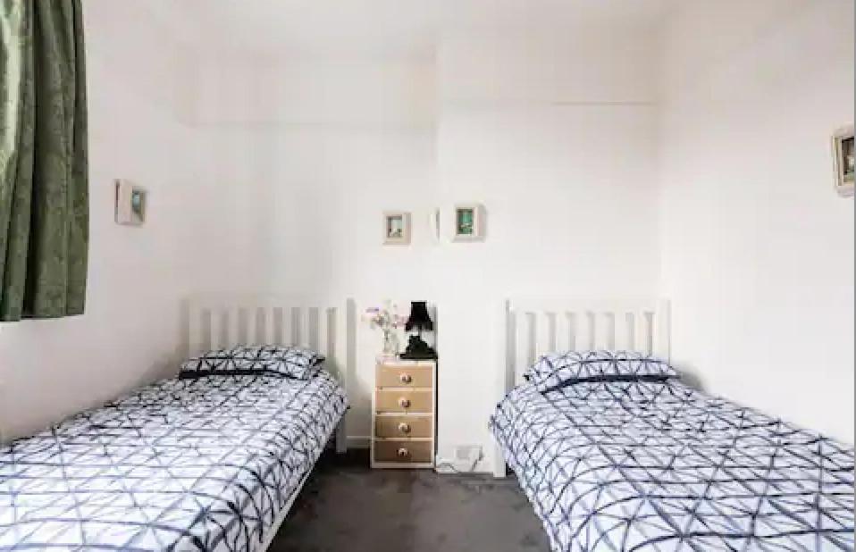 Lovely Three Bedroomed House, Parking 2 Cars London Kültér fotó