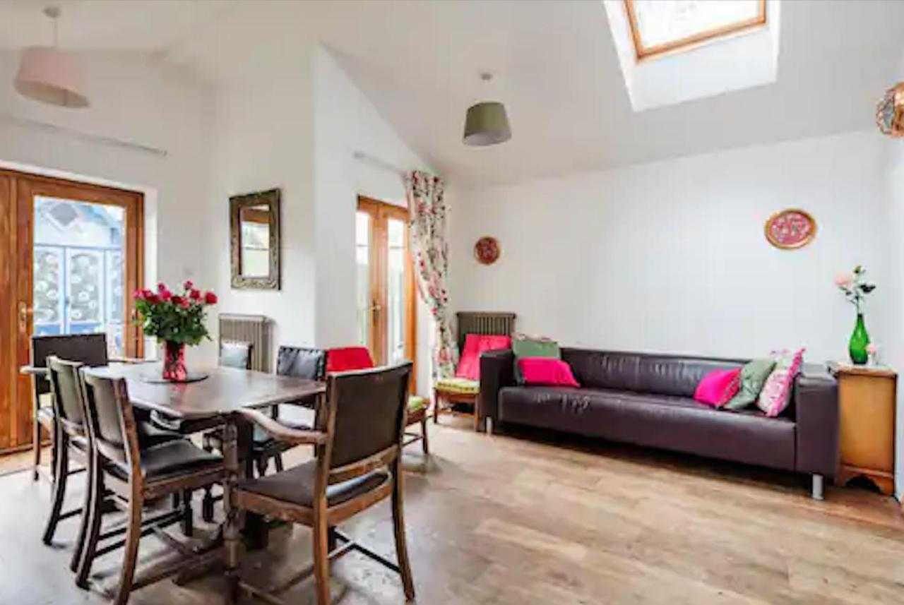 Lovely Three Bedroomed House, Parking 2 Cars London Kültér fotó
