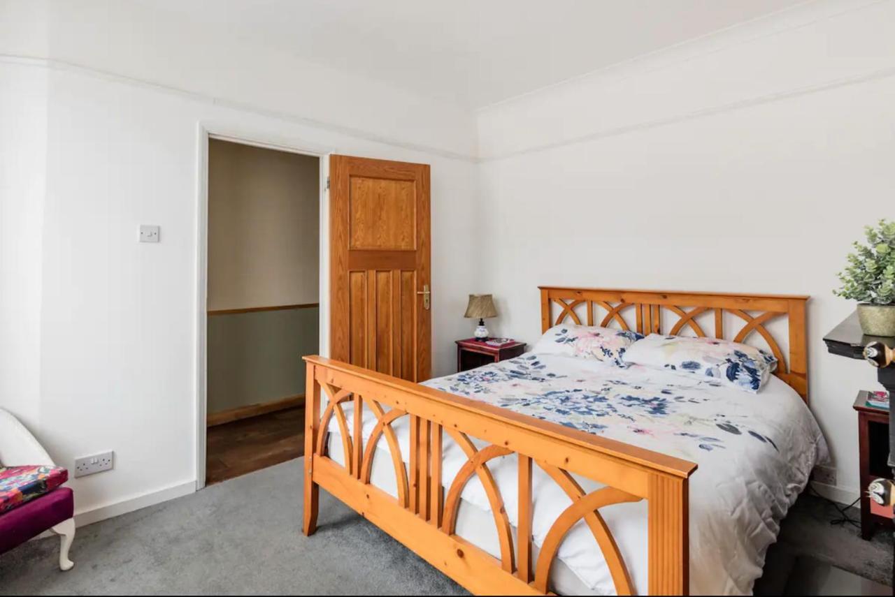 Lovely Three Bedroomed House, Parking 2 Cars London Kültér fotó