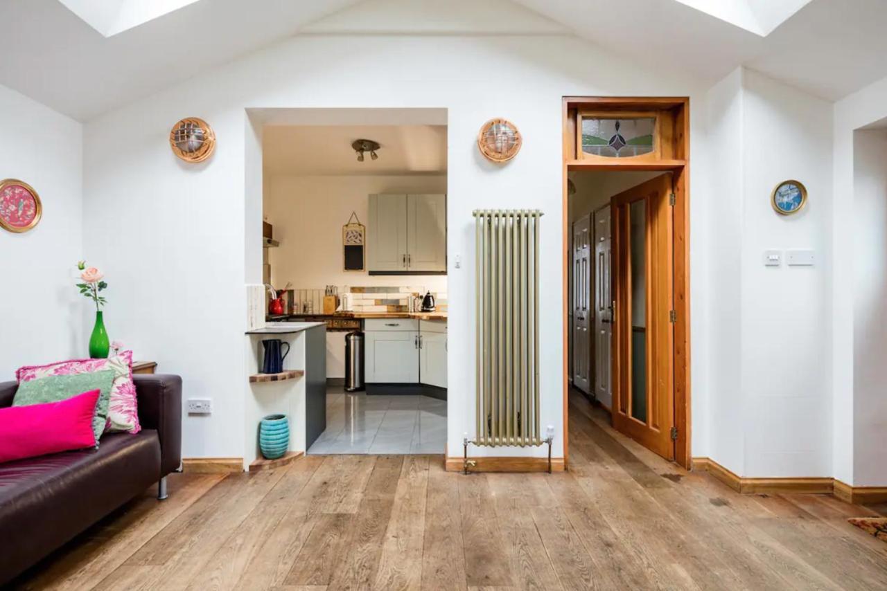 Lovely Three Bedroomed House, Parking 2 Cars London Kültér fotó