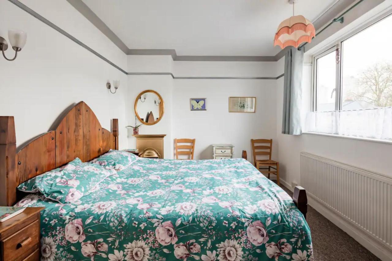 Lovely Three Bedroomed House, Parking 2 Cars London Kültér fotó