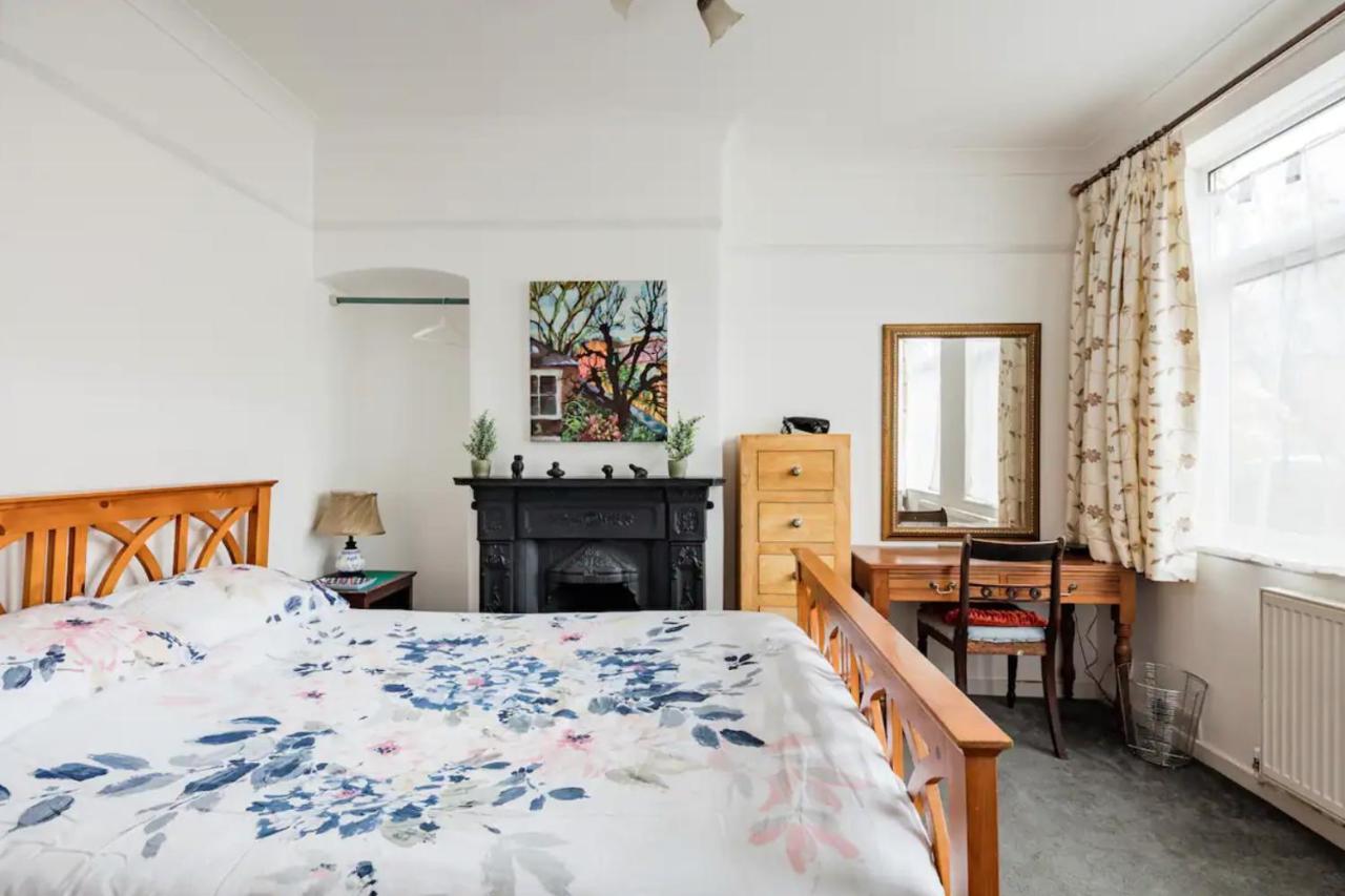 Lovely Three Bedroomed House, Parking 2 Cars London Kültér fotó