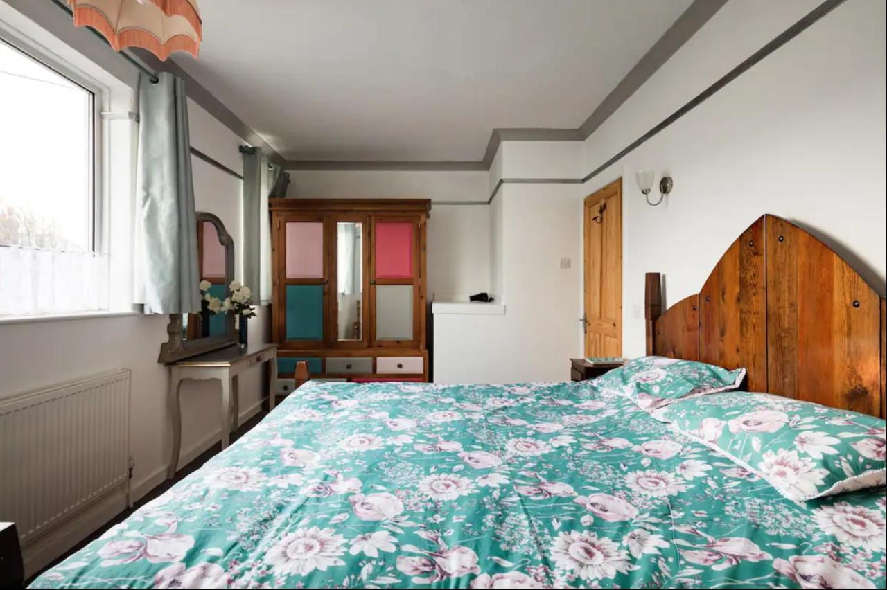 Lovely Three Bedroomed House, Parking 2 Cars London Kültér fotó