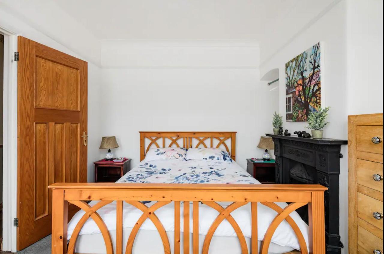 Lovely Three Bedroomed House, Parking 2 Cars London Kültér fotó