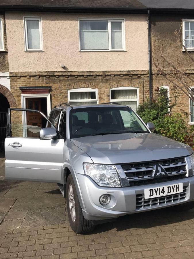 Lovely Three Bedroomed House, Parking 2 Cars London Kültér fotó