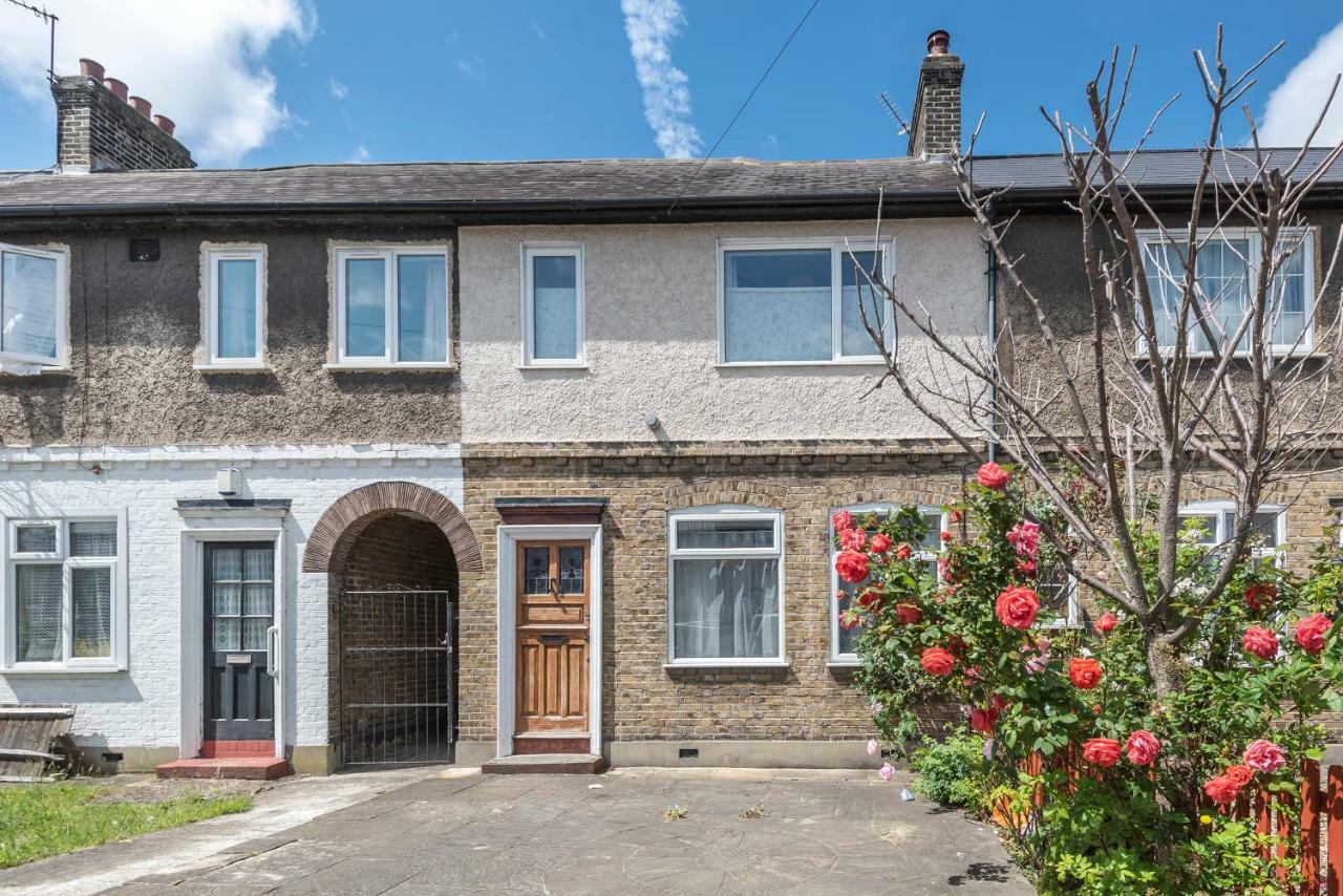 Lovely Three Bedroomed House, Parking 2 Cars London Kültér fotó