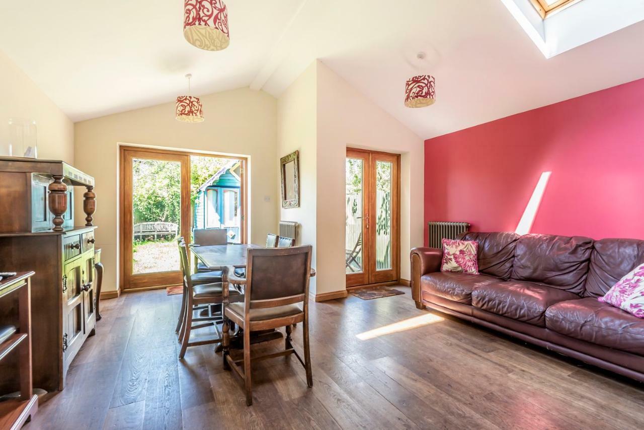 Lovely Three Bedroomed House, Parking 2 Cars London Kültér fotó