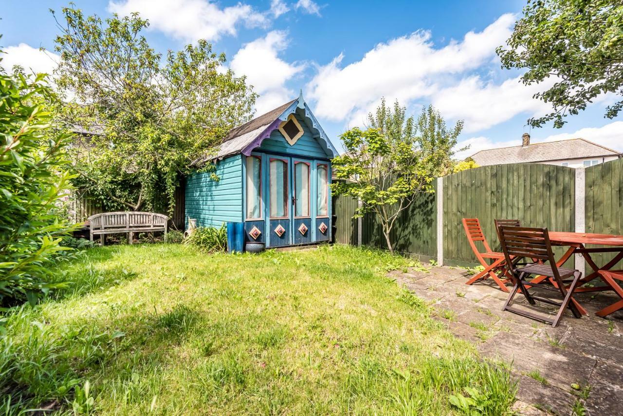 Lovely Three Bedroomed House, Parking 2 Cars London Kültér fotó