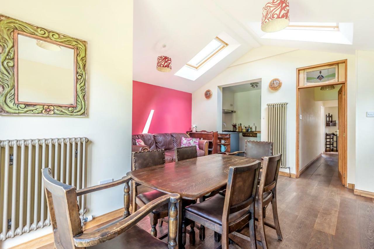 Lovely Three Bedroomed House, Parking 2 Cars London Kültér fotó